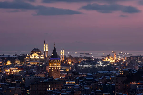 İstanbul, Türkiye 'deki Galata Kulesi. Altın saat havası ve güzel güneş ışığı manzarası. İstanbul Süleyman Camii ve Galata Kulesi 'nde kar ve kış mevsimi manzarası.