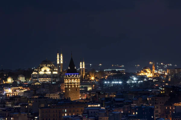 土耳其伊斯坦布尔的Galata塔 金色的时辰 空中的地标景观 阳光灿烂 伊斯坦布尔苏莱曼尼亚清真寺和加拉塔的冰雪季节景观 — 图库照片
