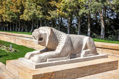 Ankara Türkiye 14.April.2022; Anitkabir aslan yolu. Türkiye 'nin Ankara kentindeki Aslan Yolu girişinde bulunan Anitkabir Türk Erkek Heykeli. Antkabir, Atatrk mozolesidir..