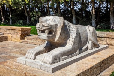 Ankara Türkiye 14.April.2022; Anitkabir aslan yolu. Türkiye 'nin Ankara kentindeki Aslan Yolu girişinde bulunan Anitkabir Türk Erkek Heykeli. Antkabir, Atatrk mozolesidir..