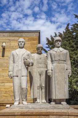 Ankara Türkiye 14.April.2022; Anitkabir aslan yolu. Türkiye 'nin Ankara kentindeki Aslan Yolu girişinde bulunan Anitkabir Türk Erkek Heykeli. Antkabir, Atatrk mozolesidir..