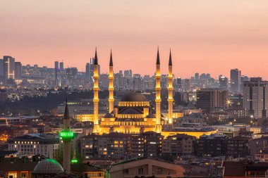 Ankara Türkiye 14.April.2022; Kocatepe Camii ve Ankara şehir gece görüşü. Gece Ankara 'daki Kocatepe Camii.