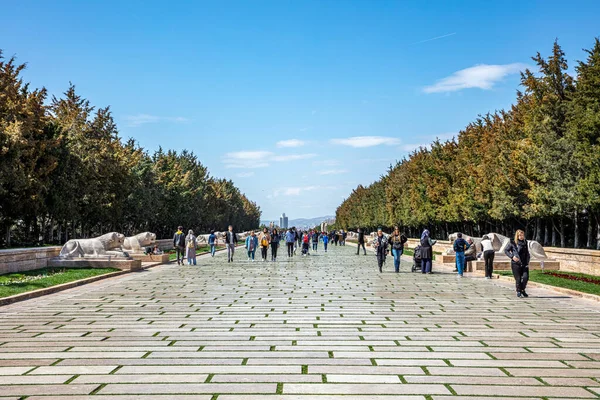 Ankara Türkiye 14.April.2022; Anitkabir aslan yolu. Türkiye 'nin Ankara kentindeki Aslan Yolu girişinde bulunan Anitkabir Türk Erkek Heykeli. Antkabir, Atatrk mozolesidir..