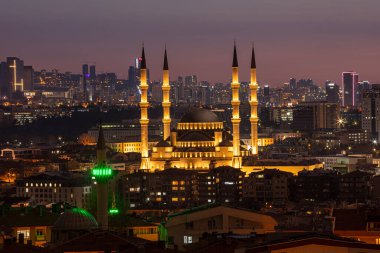 Ankara Türkiye 14.April.2022; Kocatepe Camii ve Ankara şehir gece görüşü. Gece Ankara 'daki Kocatepe Camii.