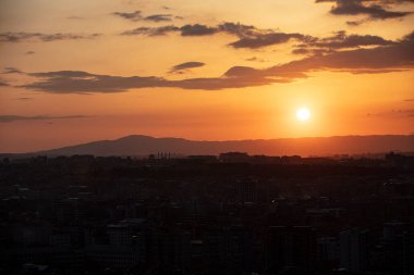  Ankara Şatosu 'ndan (Ankara Kalesi) gün batımında binalar ve camilerle Ankara, Türkiye' nin şehir merkezi manzarası.