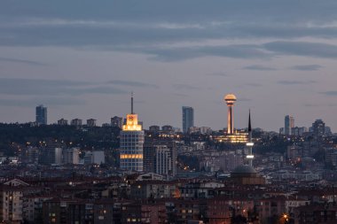 Ankara Türkiye, 14 Nisan 2022; Atakule ve Sheraton Ankara View. Ankara Sunset Peyzajı. Sheraton Oteli, Atakule ve Ankara şehir gece görüşü.