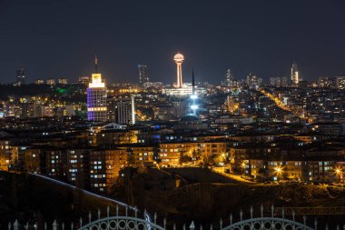 Ankara Türkiye, 14 Nisan 2022; Atakule ve Sheraton Ankara View. Ankara Sunset Peyzajı. Sheraton Oteli, Atakule ve Ankara şehir gece görüşü.