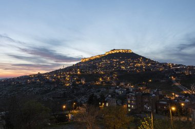 Mardin şehri, Türkiye. Taş evleri ve tarihi dokusunun yanı sıra Mardin, gece görüşüyle turistleri etkiliyor. Uzun pozlu yüksek kaliteli fotoğraf.