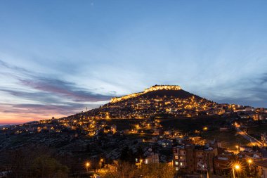 Mardin şehri, Türkiye. Taş evleri ve tarihi dokusunun yanı sıra Mardin, gece görüşüyle turistleri etkiliyor. Uzun pozlu yüksek kaliteli fotoğraf.