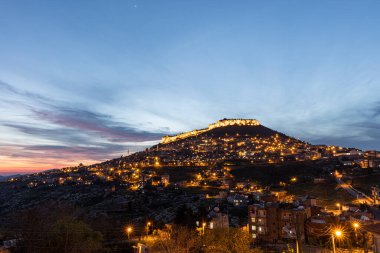 Mardin şehri, Türkiye. Taş evleri ve tarihi dokusunun yanı sıra Mardin, gece görüşüyle turistleri etkiliyor. Uzun pozlu yüksek kaliteli fotoğraf.