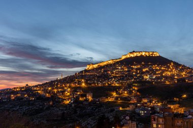 Mardin şehri, Türkiye. Taş evleri ve tarihi dokusunun yanı sıra Mardin, gece görüşüyle turistleri etkiliyor. Uzun pozlu yüksek kaliteli fotoğraf.