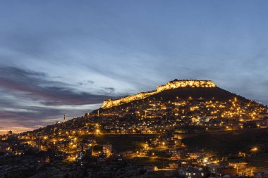 Mardin şehri, Türkiye. Taş evleri ve tarihi dokusunun yanı sıra Mardin, gece görüşüyle turistleri etkiliyor. Uzun pozlu yüksek kaliteli fotoğraf.
