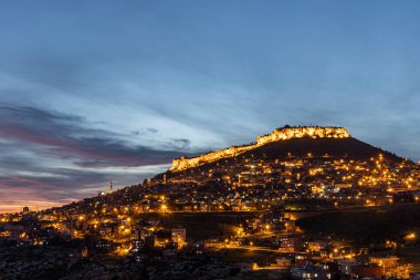 Mardin şehri, Türkiye. Taş evleri ve tarihi dokusunun yanı sıra Mardin, gece görüşüyle turistleri etkiliyor. Uzun pozlu yüksek kaliteli fotoğraf.