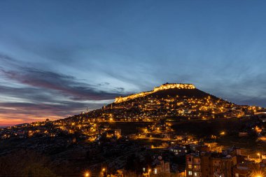 Mardin şehri, Türkiye. Taş evleri ve tarihi dokusunun yanı sıra Mardin, gece görüşüyle turistleri etkiliyor. Uzun pozlu yüksek kaliteli fotoğraf.