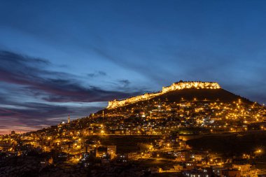 Mardin şehri, Türkiye. Taş evleri ve tarihi dokusunun yanı sıra Mardin, gece görüşüyle turistleri etkiliyor. Uzun pozlu yüksek kaliteli fotoğraf.