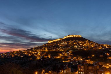 Mardin şehri, Türkiye. Taş evleri ve tarihi dokusunun yanı sıra Mardin, gece görüşüyle turistleri etkiliyor. Uzun pozlu yüksek kaliteli fotoğraf.