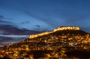 Mardin şehri, Türkiye. Taş evleri ve tarihi dokusunun yanı sıra Mardin, gece görüşüyle turistleri etkiliyor. Uzun pozlu yüksek kaliteli fotoğraf.