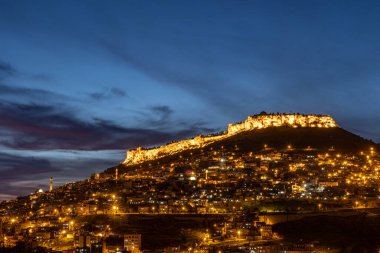 Mardin şehri, Türkiye. Taş evleri ve tarihi dokusunun yanı sıra Mardin, gece görüşüyle turistleri etkiliyor. Uzun pozlu yüksek kaliteli fotoğraf.