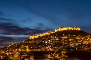 Mardin şehri, Türkiye. Taş evleri ve tarihi dokusunun yanı sıra Mardin, gece görüşüyle turistleri etkiliyor. Uzun pozlu yüksek kaliteli fotoğraf.
