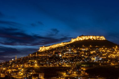 Mardin şehri, Türkiye. Taş evleri ve tarihi dokusunun yanı sıra Mardin, gece görüşüyle turistleri etkiliyor. Uzun pozlu yüksek kaliteli fotoğraf.