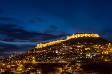 Mardin şehri, Türkiye. Taş evleri ve tarihi dokusunun yanı sıra Mardin, gece görüşüyle turistleri etkiliyor. Uzun pozlu yüksek kaliteli fotoğraf.