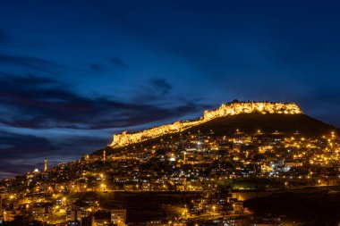 Mardin şehri, Türkiye. Taş evleri ve tarihi dokusunun yanı sıra Mardin, gece görüşüyle turistleri etkiliyor. Uzun pozlu yüksek kaliteli fotoğraf.