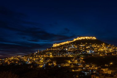 Mardin şehri, Türkiye. Taş evleri ve tarihi dokusunun yanı sıra Mardin, gece görüşüyle turistleri etkiliyor. Uzun pozlu yüksek kaliteli fotoğraf.