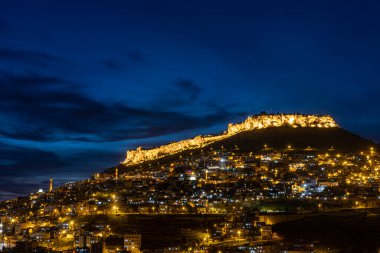 Mardin şehri, Türkiye. Taş evleri ve tarihi dokusunun yanı sıra Mardin, gece görüşüyle turistleri etkiliyor. Uzun pozlu yüksek kaliteli fotoğraf.