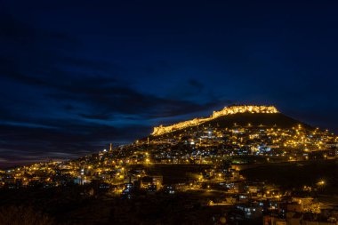 Mardin şehri, Türkiye. Taş evleri ve tarihi dokusunun yanı sıra Mardin, gece görüşüyle turistleri etkiliyor. Uzun pozlu yüksek kaliteli fotoğraf.