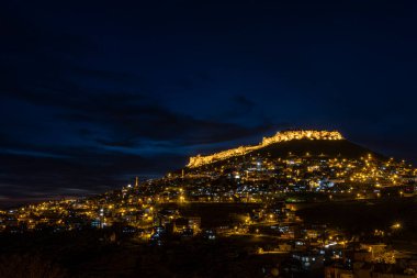 Mardin şehri, Türkiye. Taş evleri ve tarihi dokusunun yanı sıra Mardin, gece görüşüyle turistleri etkiliyor. Uzun pozlu yüksek kaliteli fotoğraf.