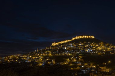Mardin şehri, Türkiye. Taş evleri ve tarihi dokusunun yanı sıra Mardin, gece görüşüyle turistleri etkiliyor. Uzun pozlu yüksek kaliteli fotoğraf.