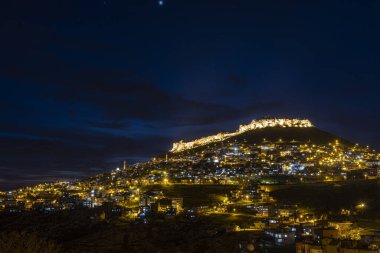 Mardin şehri, Türkiye. Taş evleri ve tarihi dokusunun yanı sıra Mardin, gece görüşüyle turistleri etkiliyor. Uzun pozlu yüksek kaliteli fotoğraf.