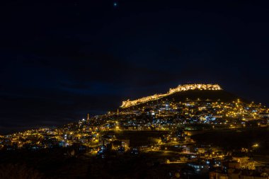 Mardin şehri, Türkiye. Taş evleri ve tarihi dokusunun yanı sıra Mardin, gece görüşüyle turistleri etkiliyor. Uzun pozlu yüksek kaliteli fotoğraf.