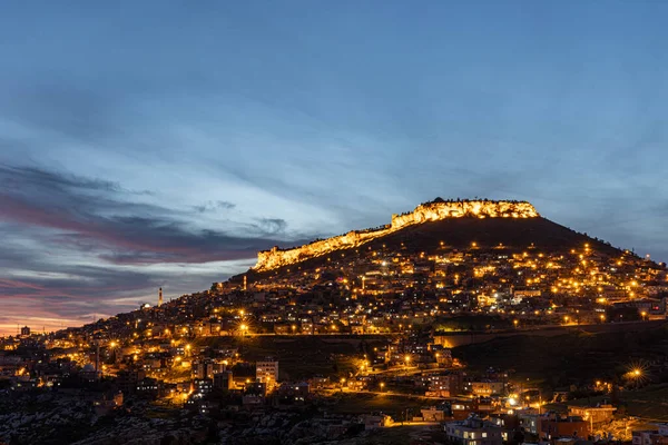 Mardin şehri, Türkiye. Taş evleri ve tarihi dokusunun yanı sıra Mardin, gece görüşüyle turistleri etkiliyor. Uzun pozlu yüksek kaliteli fotoğraf.