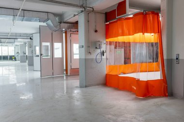 Araba servisi konsepti. Araba ya da araç boyası ya da araba tamir istasyonundaki parçalar için boya dolabı. Boya kabini tamir istasyonu. 