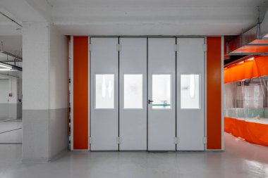 Araba servisi konsepti. Araba ya da araç boyası ya da araba tamir istasyonundaki parçalar için boya dolabı. Boya kabini tamir istasyonu. 