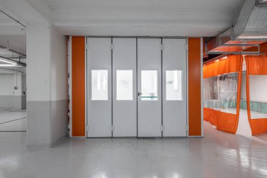 Araba servisi konsepti. Araba ya da araç boyası ya da araba tamir istasyonundaki parçalar için boya dolabı. Boya kabini tamir istasyonu. 