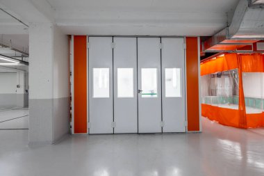 Araba servisi konsepti. Araba ya da araç boyası ya da araba tamir istasyonundaki parçalar için boya dolabı. Boya kabini tamir istasyonu. 