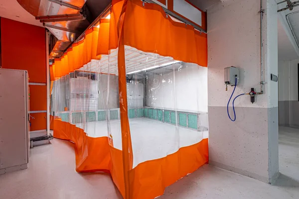 Araba servisi konsepti. Araba ya da araç boyası ya da araba tamir istasyonundaki parçalar için boya dolabı. Boya kabini tamir istasyonu. 