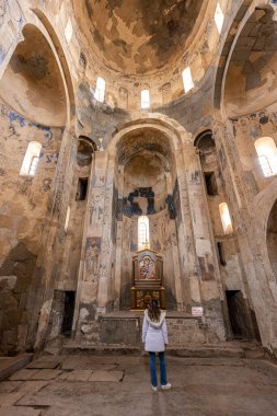 Van, Türkiye - 3 Mart 2023; Akdamar Adası 'ndaki Ermeni Kutsal Haç Katedrali Kilisesi. Van Gölü.