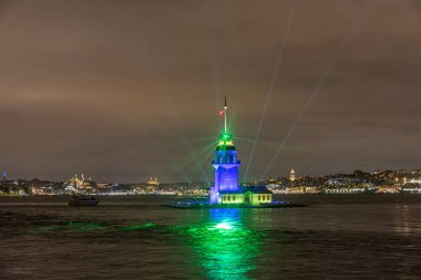 İstanbul 'daki Maiden Tower, Türkiye. (KIZ KULESI) Bakire Kulesi yeni bir görünüme kavuştu. İstanbullar İnci Bakireler Kulesi yenilendikten sonra yeniden açıldı..