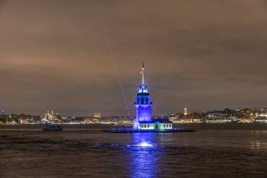 İstanbul 'daki Maiden Tower, Türkiye. (KIZ KULESI) Bakire Kulesi yeni bir görünüme kavuştu. İstanbullar İnci Bakireler Kulesi yenilendikten sonra yeniden açıldı..