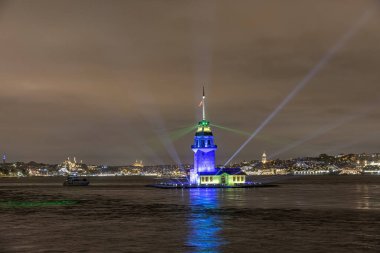 İstanbul 'daki Maiden Tower, Türkiye. (KIZ KULESI) Bakire Kulesi yeni bir görünüme kavuştu. İstanbullar İnci Bakireler Kulesi yenilendikten sonra yeniden açıldı..