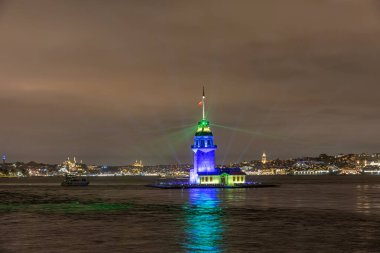 İstanbul 'daki Maiden Tower, Türkiye. (KIZ KULESI) Bakire Kulesi yeni bir görünüme kavuştu. İstanbullar İnci Bakireler Kulesi yenilendikten sonra yeniden açıldı..