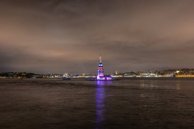 İstanbul 'daki Maiden Tower, Türkiye. (KIZ KULESI) Bakire Kulesi yeni bir görünüme kavuştu. İstanbullar İnci Bakireler Kulesi yenilendikten sonra yeniden açıldı..