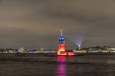 İstanbul 'daki Maiden Tower, Türkiye. (KIZ KULESI) Bakire Kulesi yeni bir görünüme kavuştu. İstanbullar İnci Bakireler Kulesi yenilendikten sonra yeniden açıldı..