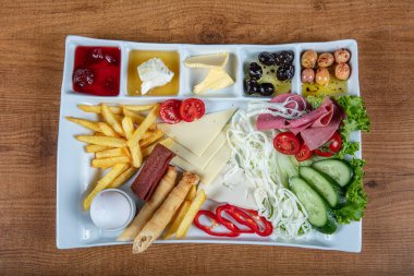 Türk kahvaltı tabağı. Geleneksel lezzetli Türk kahvaltısı, yemek konsepti fotoğrafı.