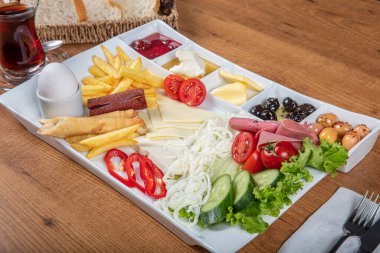 Türk kahvaltı tabağı. Geleneksel lezzetli Türk kahvaltısı, yemek konsepti fotoğrafı.