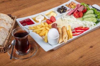 Türk kahvaltı tabağı. Geleneksel lezzetli Türk kahvaltısı, yemek konsepti fotoğrafı.