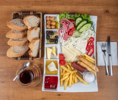 Türk kahvaltı tabağı. Geleneksel lezzetli Türk kahvaltısı, yemek konsepti fotoğrafı.